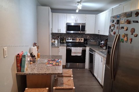 Condo in Pembroke Pines, Florida, 2 bedrooms  № 2019413 - photo 7