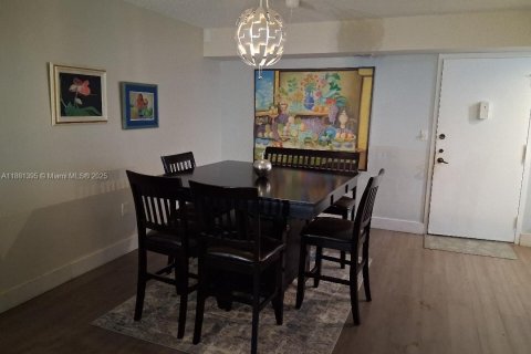 Condo in Pembroke Pines, Florida, 2 bedrooms  № 2019413 - photo 10