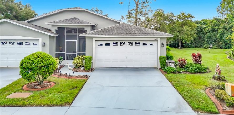 House in Hudson, Florida 2 bedrooms, 151.99 sq.m. № 2396508