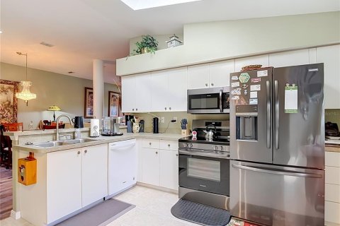 House in Hudson, Florida 2 bedrooms, 151.99 sq.m. № 2396508 - photo 6