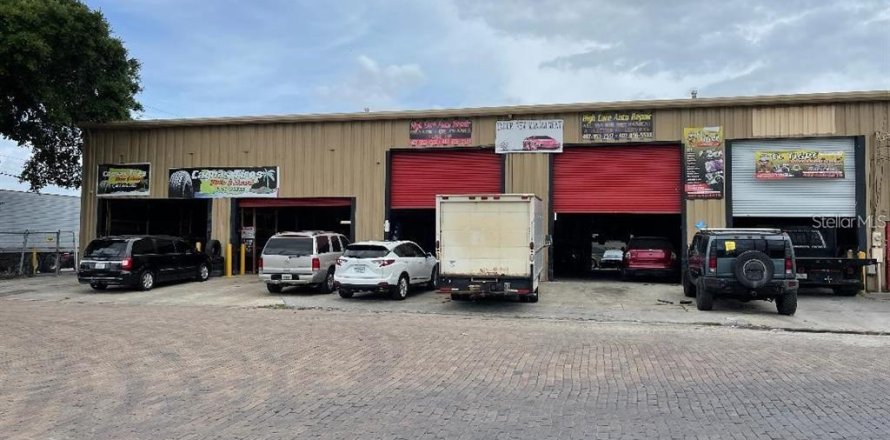 Commercial property in Orlando, Florida 758.08 sq.m. № 2106619