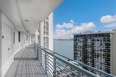 Condo in Miami, Florida, 2 bedrooms  № 2189446 - photo 15