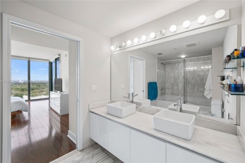Condo in Miami, Florida, 2 bedrooms  № 2189446 - photo 11