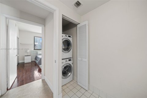 Condo in Miami, Florida, 2 bedrooms  № 2189446 - photo 17