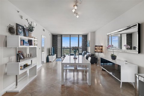 Condo in Miami, Florida, 2 bedrooms  № 2189446 - photo 2
