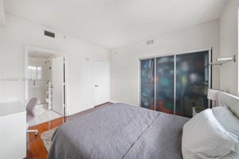 Condo in Miami, Florida, 2 bedrooms  № 2189446 - photo 13