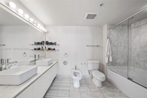 Condo in Miami, Florida, 2 bedrooms  № 2189446 - photo 12