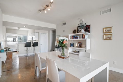 Condo in Miami, Florida, 2 bedrooms  № 2189446 - photo 8