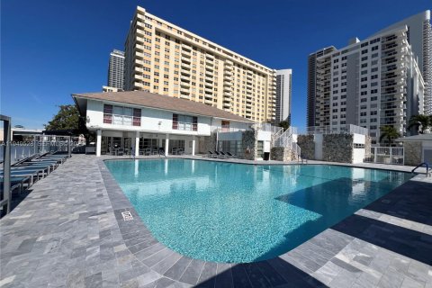 Copropriété à vendre à Hallandale Beach, Floride: 2 chambres, 102.19 m2 № 2089196 - photo 2