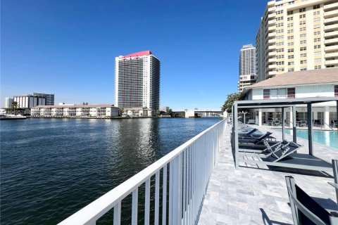 Condo à Hallandale Beach, Floride, 2 chambres  № 2089196