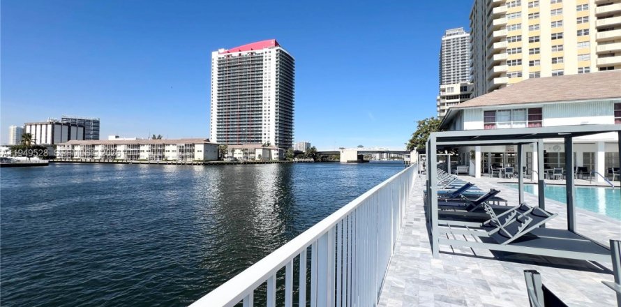 Condo à Hallandale Beach, Floride, 2 chambres  № 2089196