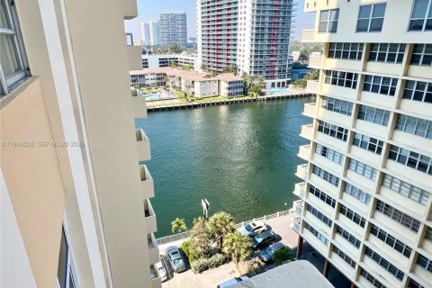 Copropriété à vendre à Hallandale Beach, Floride: 2 chambres, 102.19 m2 № 2089196 - photo 4