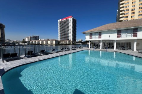 Copropriété à vendre à Hallandale Beach, Floride: 2 chambres, 102.19 m2 № 2089196 - photo 20