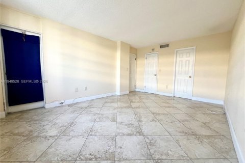 Copropriété à vendre à Hallandale Beach, Floride: 2 chambres, 102.19 m2 № 2089196 - photo 12