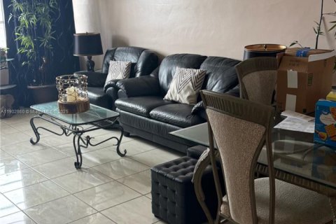 Condo in Miami, Florida, 1 bedroom № 2081806