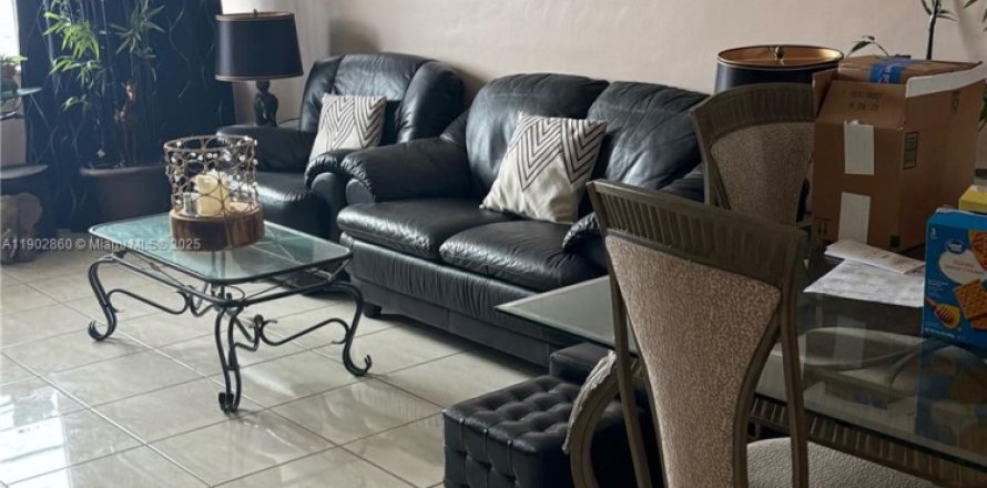 Condo in Miami, Florida, 1 bedroom № 2081806