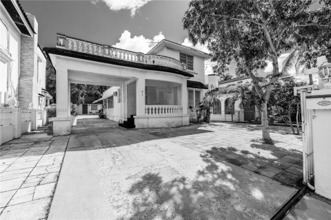 House in Miami, Florida 4 bedrooms, 189.8 sq.m. № 1946452 - photo 2