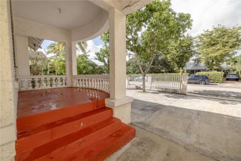 House in Miami, Florida 4 bedrooms, 189.8 sq.m. № 1946452 - photo 5