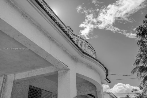 House in Miami, Florida 4 bedrooms, 189.8 sq.m. № 1946452 - photo 3