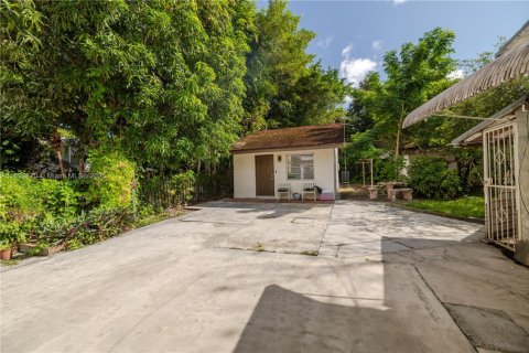 House in Miami, Florida 4 bedrooms, 189.8 sq.m. № 1946452 - photo 7