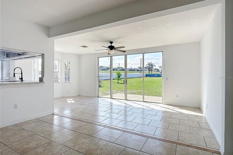 Townhouse in Davenport, Florida 4 bedrooms, 175.4 sq.m. № 2148137 - photo 18