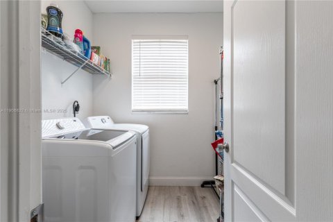 Casa en venta en Miami, Florida, 4 dormitorios, 282.7 m2 № 1964116 - foto 23