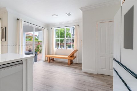 Casa en venta en Miami, Florida, 4 dormitorios, 282.7 m2 № 1964116 - foto 16