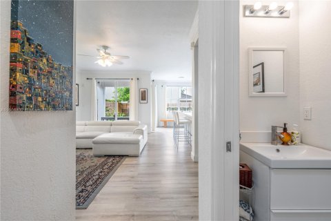 Casa en venta en Miami, Florida, 4 dormitorios, 282.7 m2 № 1964116 - foto 22