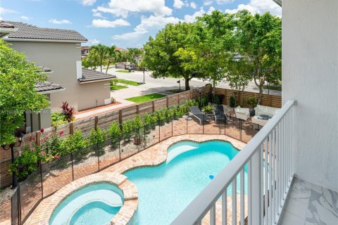 Casa en venta en Miami, Florida, 4 dormitorios, 282.7 m2 № 1964116 - foto 27