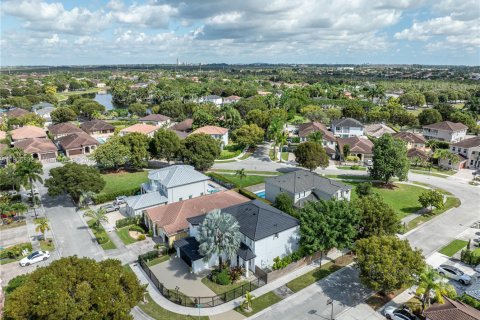 Casa en venta en Miami, Florida, 4 dormitorios, 282.7 m2 № 1964116 - foto 9