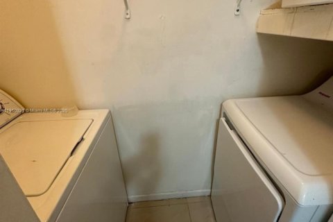 Condo in Hialeah, Florida, 1 bedroom  № 1966560 - photo 10