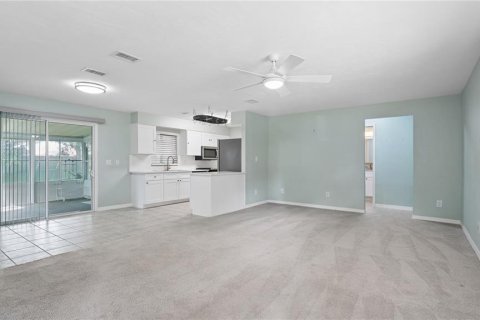 House in South Daytona, Florida 2 bedrooms, 111.48 sq.m. № 2227786 - photo 9