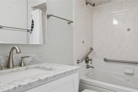 House in South Daytona, Florida 2 bedrooms, 111.48 sq.m. № 2227786 - photo 21