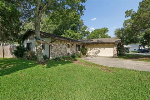 House in South Daytona, Florida 2 bedrooms, 111.48 sq.m. № 2227786 - photo 2