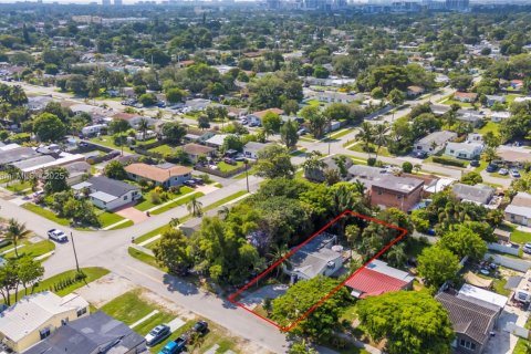 House in Hollywood, Florida 3 bedrooms, 116.69 sq.m. № 1993173 - photo 4