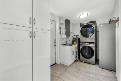 House in Hollywood, Florida 3 bedrooms, 116.69 sq.m. № 1993173 - photo 17