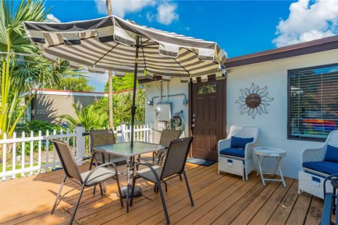 House in Hollywood, Florida 3 bedrooms, 116.69 sq.m. № 1993173 - photo 20