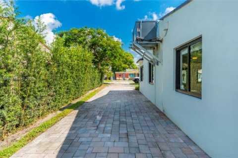 House in Hollywood, Florida 3 bedrooms, 116.69 sq.m. № 1993173 - photo 18