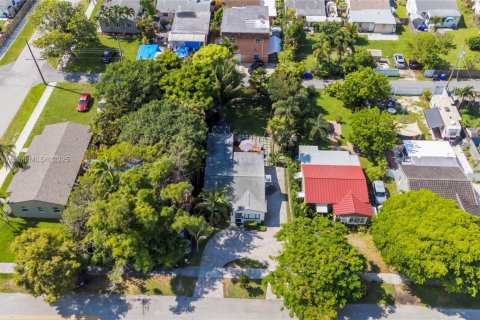 House in Hollywood, Florida 3 bedrooms, 116.69 sq.m. № 1993173 - photo 29