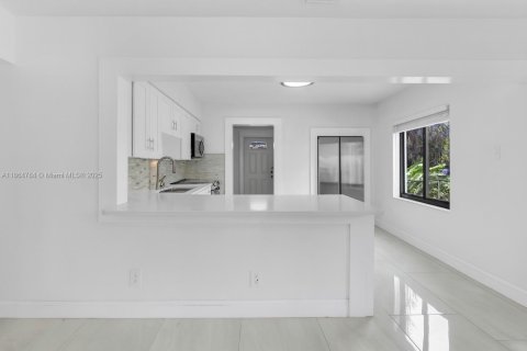 House in Hollywood, Florida 3 bedrooms, 116.69 sq.m. № 1993173 - photo 7