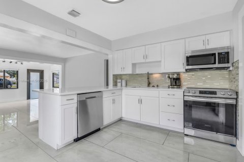 House in Hollywood, Florida 3 bedrooms, 116.69 sq.m. № 1993173 - photo 5