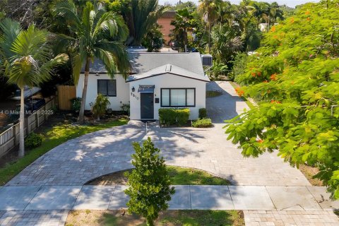 House in Hollywood, Florida 3 bedrooms, 116.69 sq.m. № 1993173 - photo 2