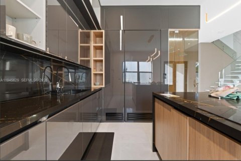 Casa en venta en Miramar, Florida, 4 dormitorios, 251.21 m2 № 2002028 - foto 2