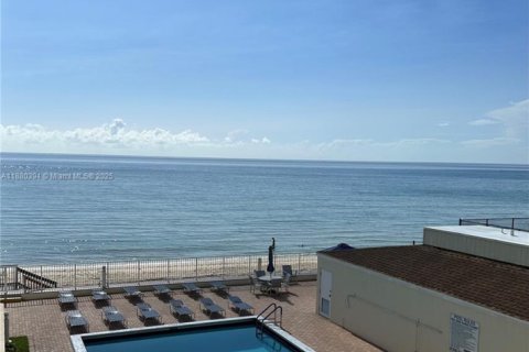 Condo in South Palm Beach, Florida, 1 bedroom  № 1924417 - photo 1