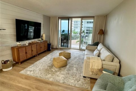 Condo in South Palm Beach, Florida, 1 bedroom  № 1924417 - photo 2