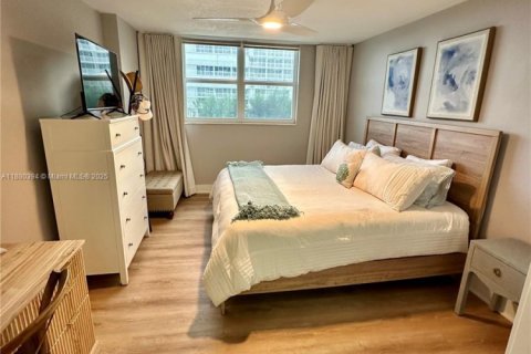 Condo in South Palm Beach, Florida, 1 bedroom  № 1924417 - photo 15