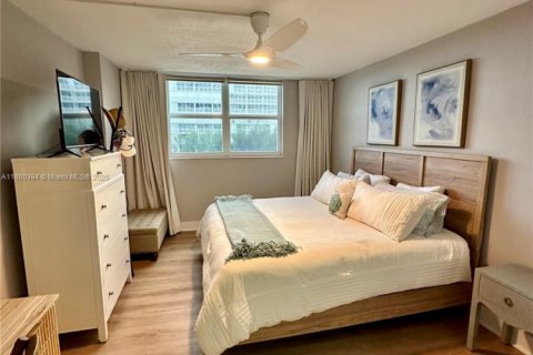 Condo in South Palm Beach, Florida, 1 bedroom  № 1924417 - photo 16