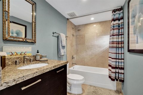 Condo in Bay Harbor Islands, Florida, 4 bedrooms  № 1949353 - photo 28