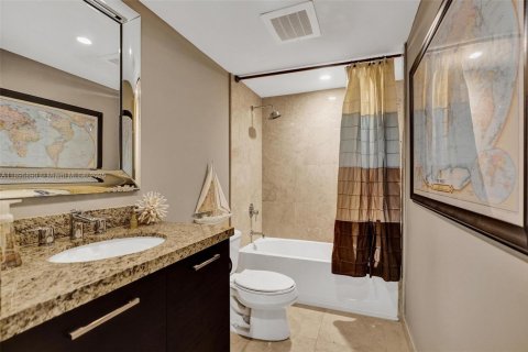Condo in Bay Harbor Islands, Florida, 4 bedrooms  № 1949353 - photo 25
