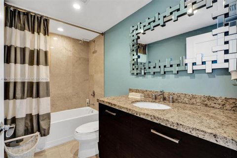 Condo in Bay Harbor Islands, Florida, 4 bedrooms  № 1949353 - photo 23